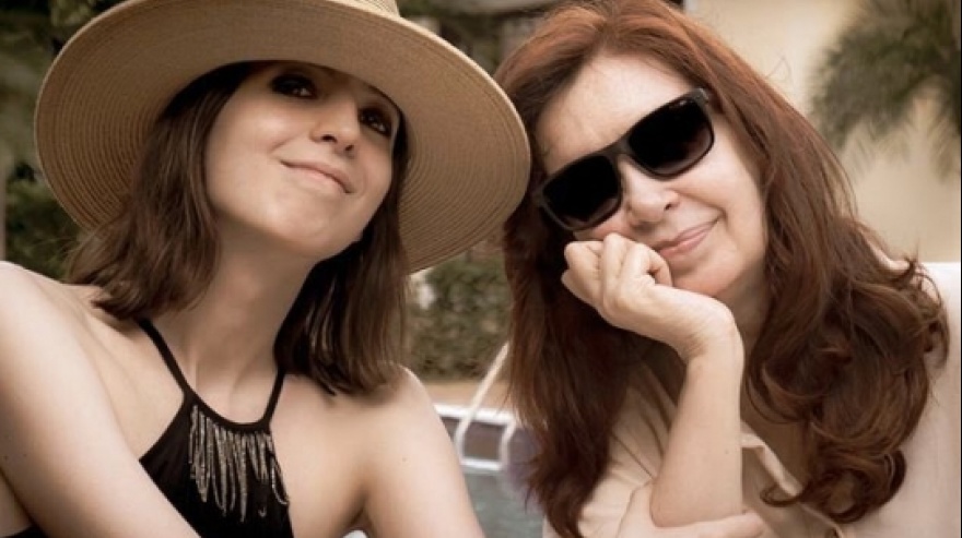 Cristina regresa al país junto a su hija Florencia que estaba en tratamiento en Cuba