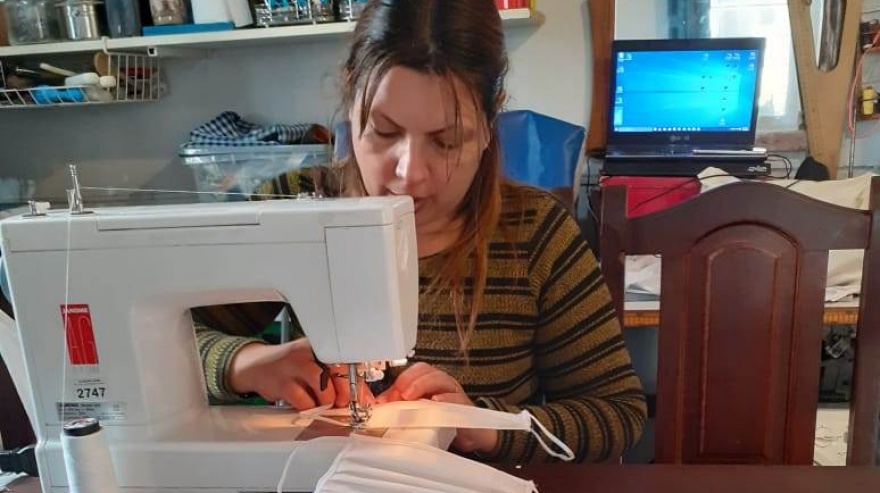 La Iglesia Bethel en Necochea confecciona tapabocas y reparte mercadería en los barrios