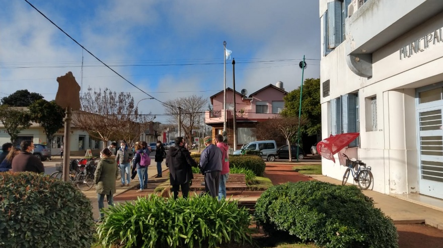 General Belgrano: médicos llevaron sus reclamos a la puerta del Municipio