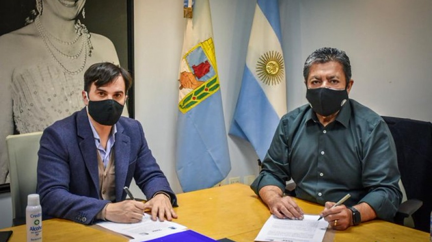 Castelli: el intendente Echarren firmó convenio con el titular de la UOCRA que se suma al Proyecto Casa