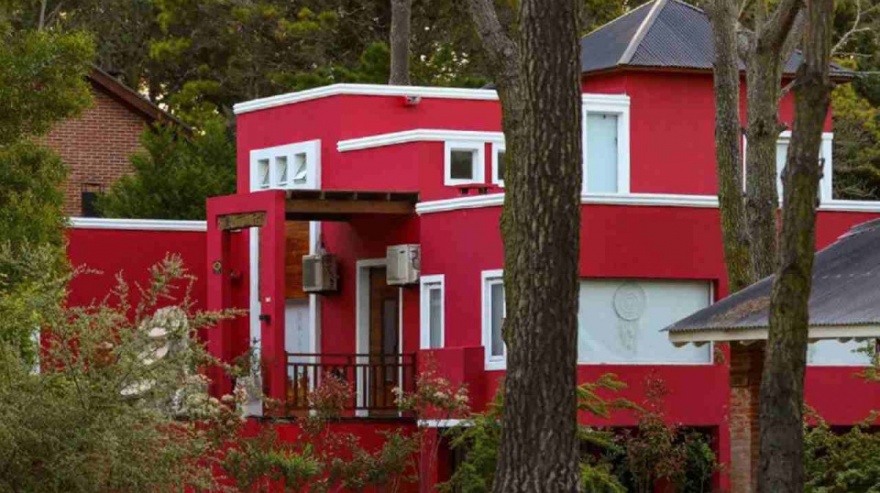 Pinamar: desalojaron la casa que fue usurpada y pintada de otro color