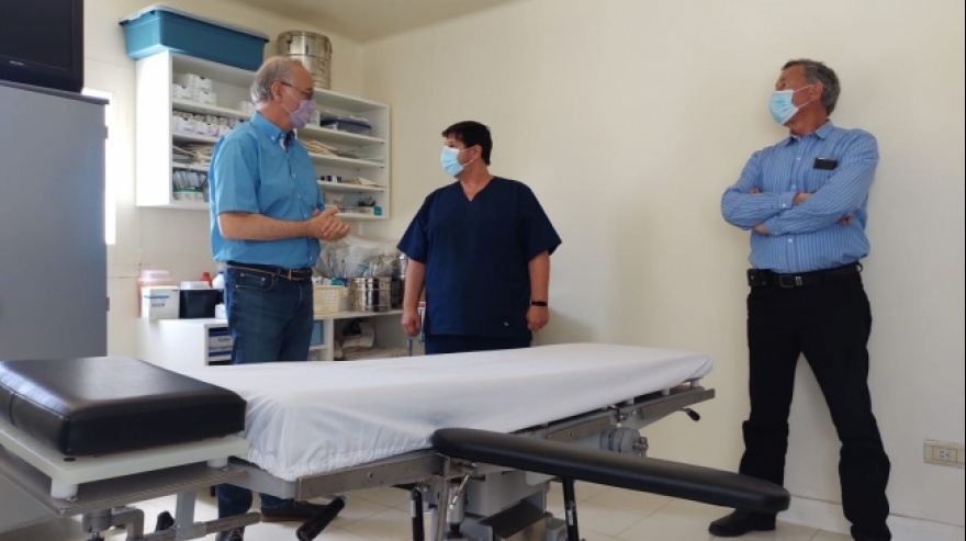 El ministro Gollán inauguró un tomógrafo en Castelli y visitó el hospital de Pila