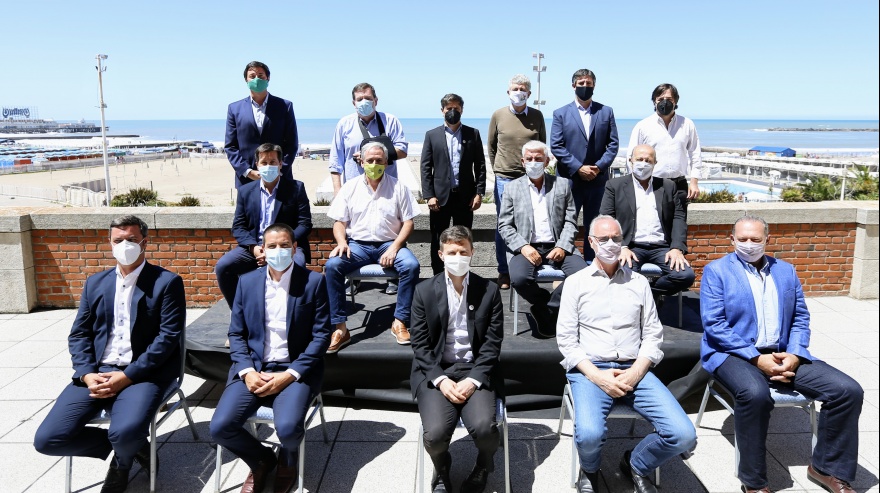 El gobernador puso en marcha la Unidad de Refuerzo Sanitario de Mar del Plata y recorrió las instalaciones de un centro de investigación