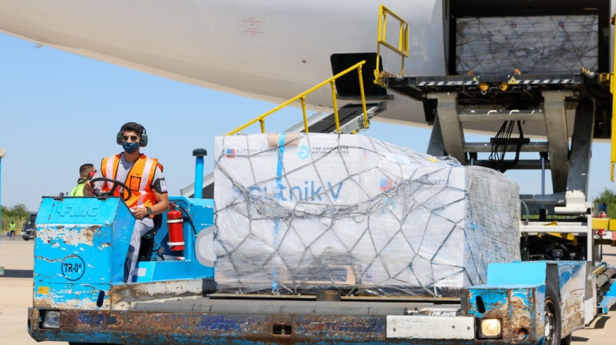 Aterrizó en Ezeiza el vuelo que trae las primeras dosis de la vacuna Sputnik V