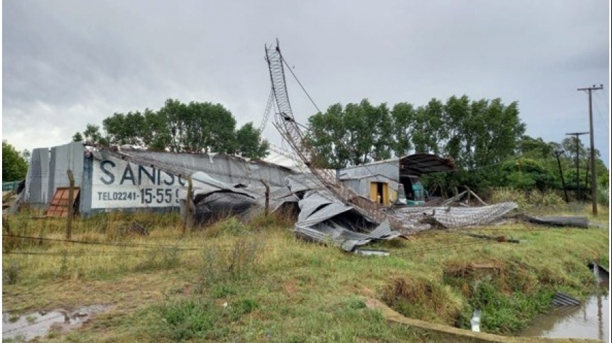 Chascomús: fuerte temporal azotó la ciudad y provocó voladura de techos y caída de árboles