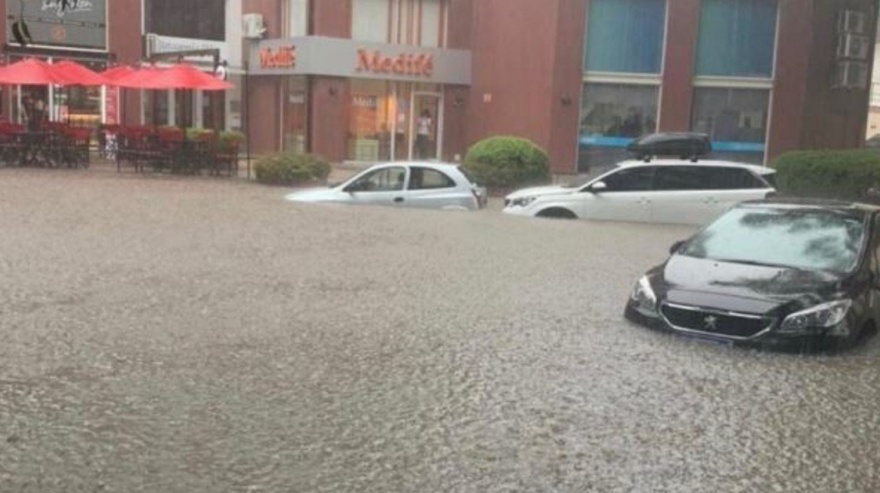 Comenzó a drenar el agua en las calles anegadas tras el fuerte temporal en Pinamar