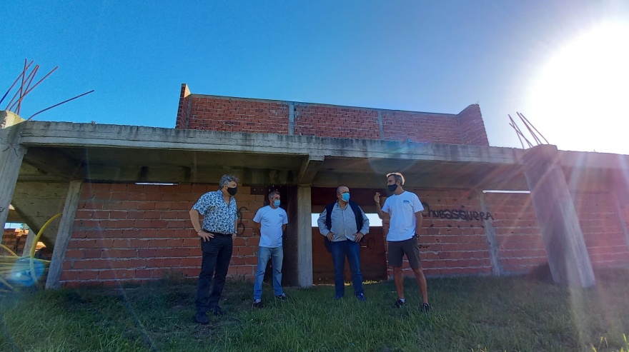 El intendente Paredi recorrió la obra del Polideportivo de Santa Clara del Mar