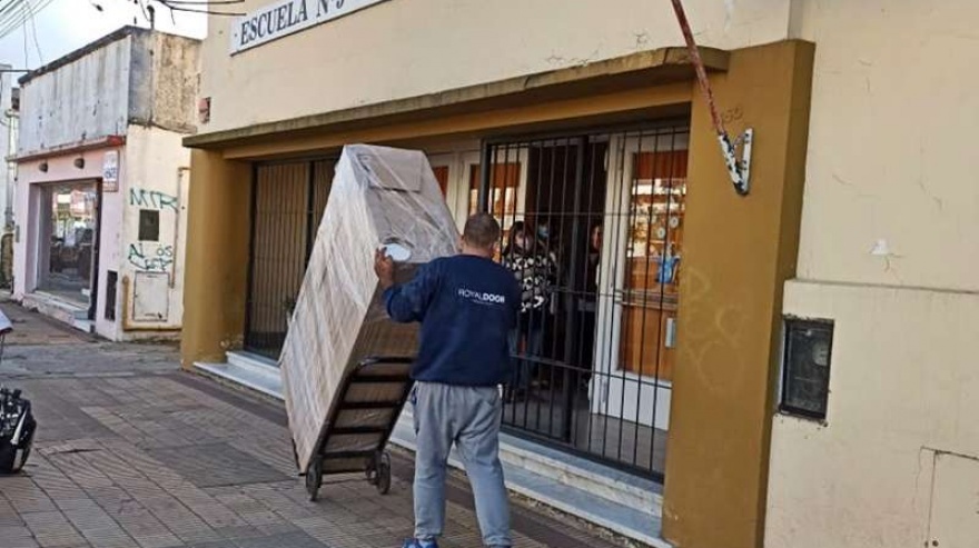 El Consejo Escolar avanza con la entrega de nuevo mobiliario en 22 establecimientos educativos