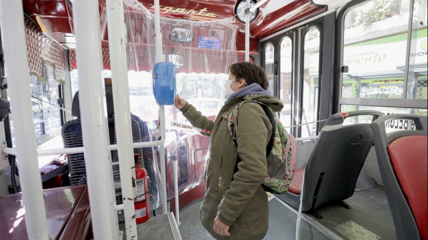 Desde este lunes no hay límite de ocupación en colectivos y trenes