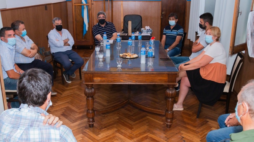 Rodríguez recorrió las obras de mejora de caminos rurales y se reunió con productores rurales de Lobería