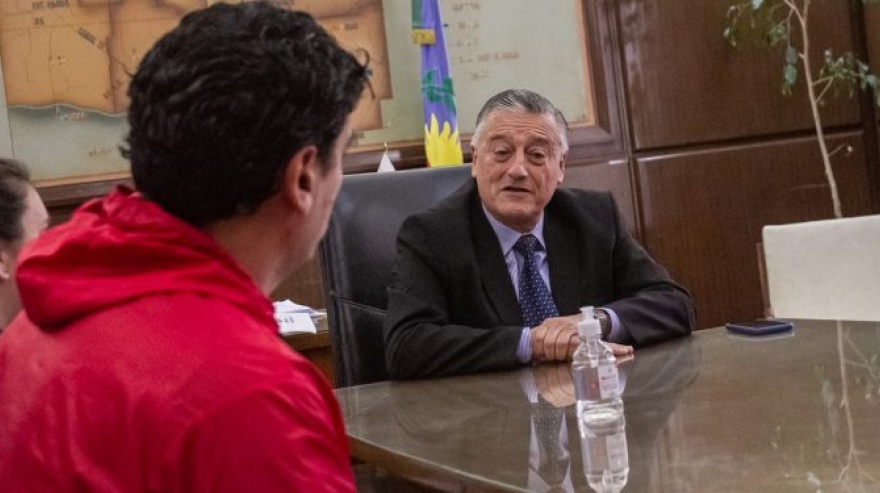 Las Flores: Gelené entregó un reconocimiento al Club Juventud Unida por ceder las instalaciones para el vacunatorio