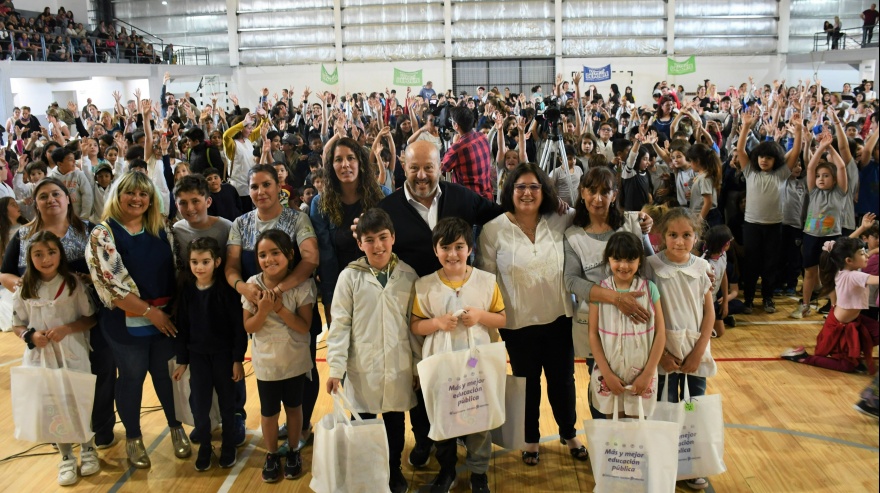 Mar Chiquita: más de mil estudiantes recibieron kits escolares para el ciclo lectivo 2023