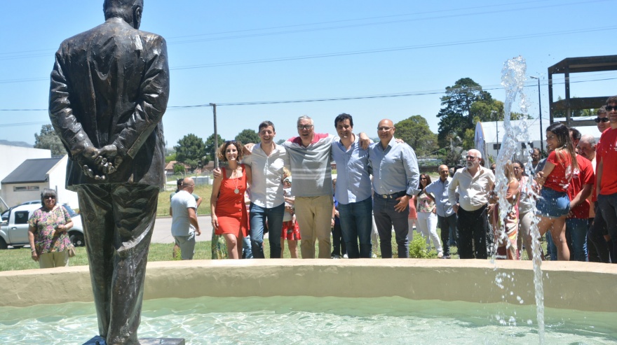 Balcarce: inauguraron un monumento al expresidente Raúl Alfonsín