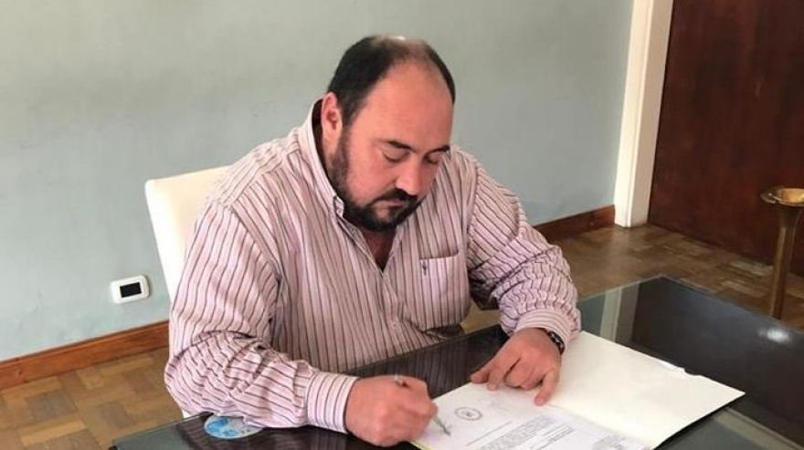 Ranchos: Alvarez firmó el contrato para la instalación de una antena de telefonía celular