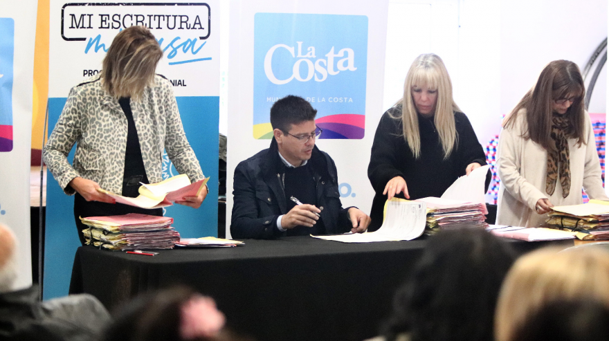 La Costa: Cardozo encabezó la firma de escrituras para 104 familias