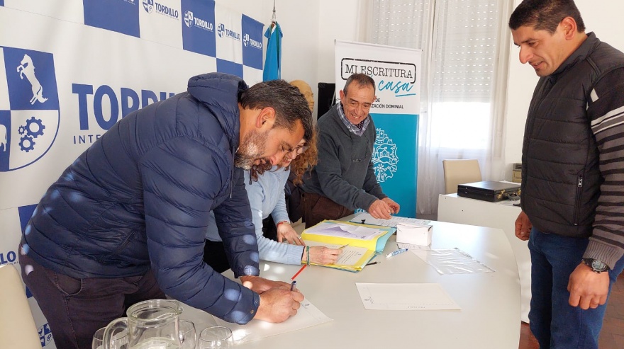 Tordillo: Farías encabezó el acto de firma de escrituras