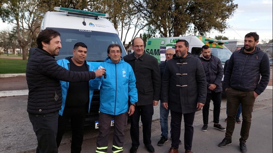 Tordillo: el ministro Kreplak entregó una ambulancia para el hospital municipal