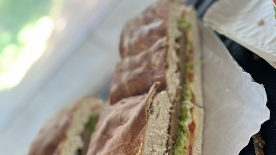 Elaboraron un sándwich de milanesa de más de 20 metros de largo en Mar de las Pampas