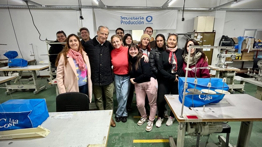 La Costa: el intendente Juan de Jesús visitó el Polo Textil y dialogó con estudiantes