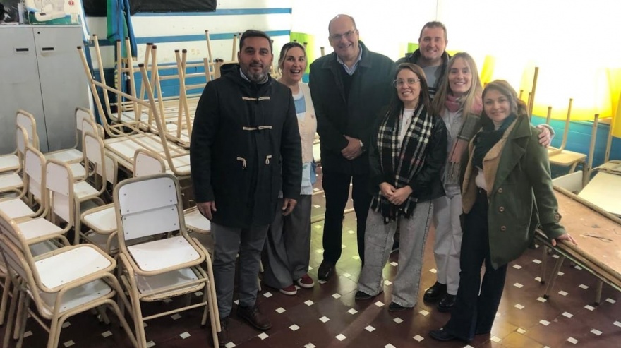 Tordillo: Olivera y Farías visitaron y entregaron mobiliario a la Escuela Primaria Nº 1