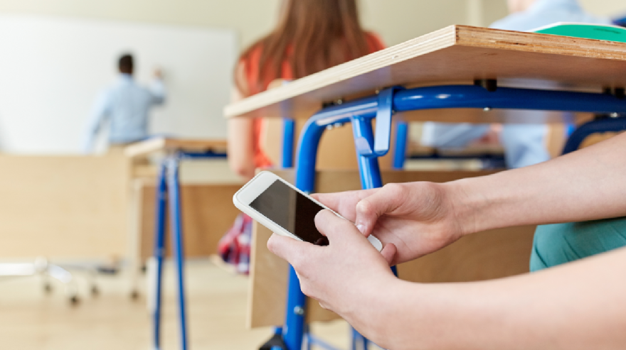 Buscan restringir el uso de celulares en las escuelas bonaerenses