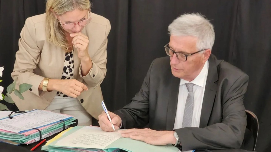 General Belgrano: el intendente Dinapoli encabezó un nuevo acto de firma de escrituras