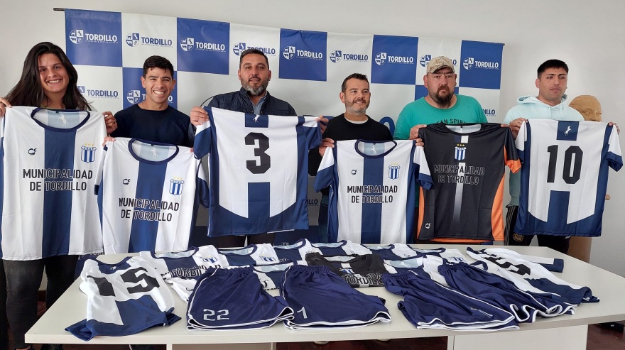 Intendente hizo entrega de indumentaria al Club Social Deportivo Tordillo