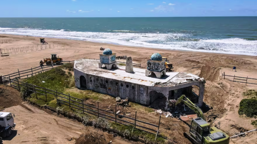 Pinamar: comenzó la demolición del último balneario de hormigón que quedaba