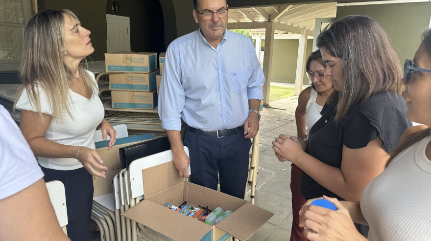Tordillo: en la previa del inicio de clases, el intendente hizo entrega de mobiliario y útiles escolares