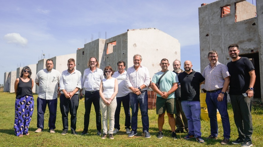 Batakis articula con sindicatos para terminar importantes obras de viviendas en Mar del Plata