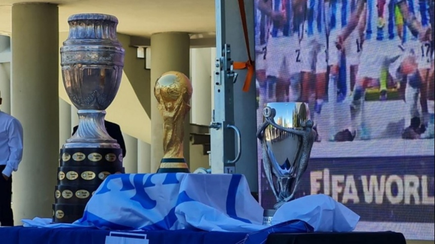 Llegan a Las Flores las copas ganadas por la Selección Argentina y serán exhibidas en la municipalidad