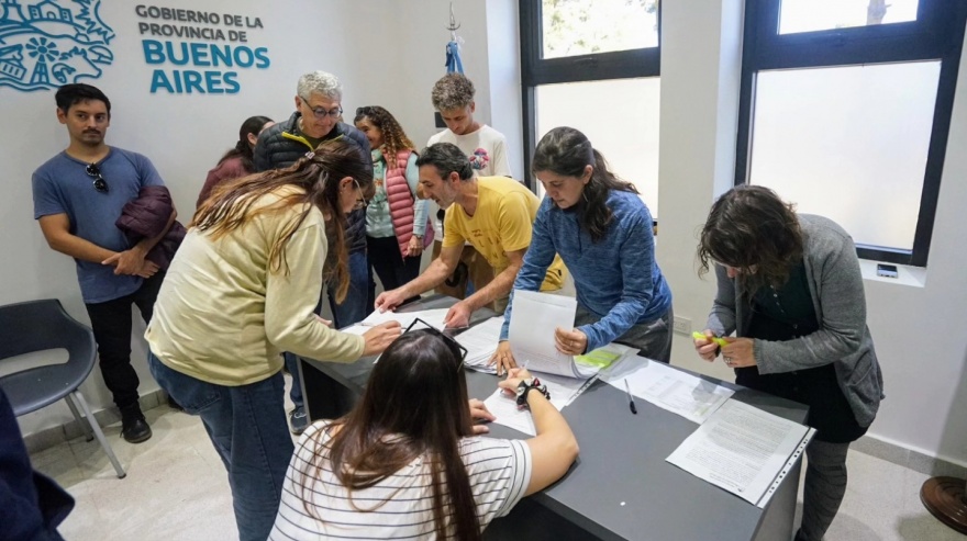 Villa Gesell: el Ejecutivo firmó 26 nuevos contratos del Programa Municipal Lotes con Servicios
