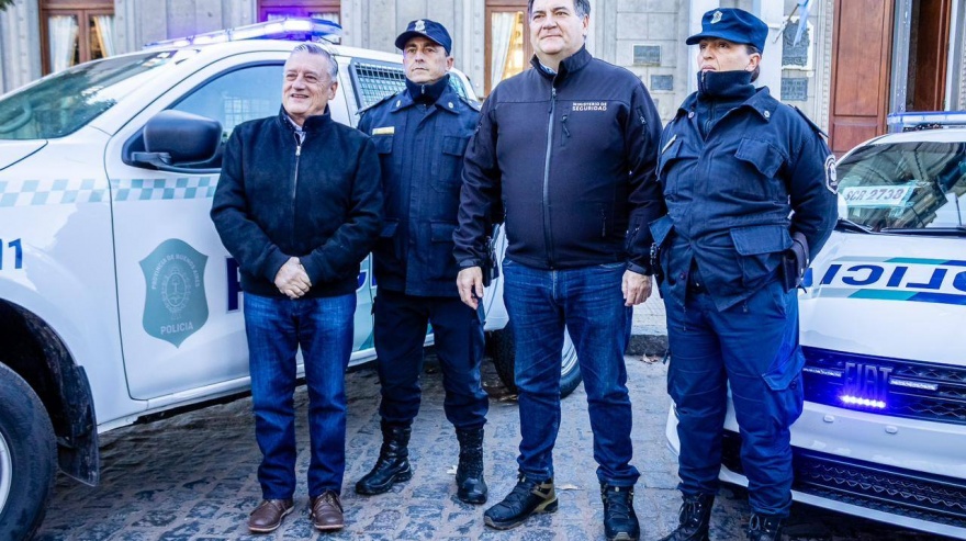 Las Flores: el intendente Gelené y el ministro de Seguridad de la Provincia entregaron móviles policiales