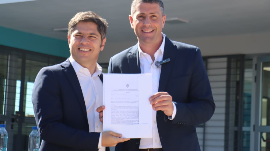 Pila: durante la visita del gobernador Kicillof, el intendente recibió la sesión de la Laguna Camarón Grande