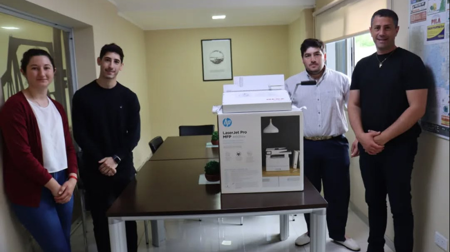 Pila: el intendente entregó insumos al Centro de Estudiantes Universitarios