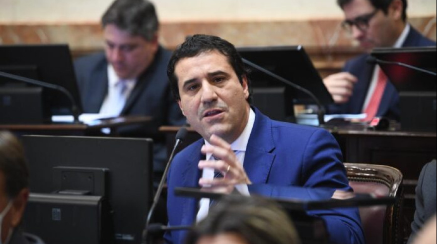 El senador Abad pidió sanciones más duras para quienes agredan a docentes y personal esencial