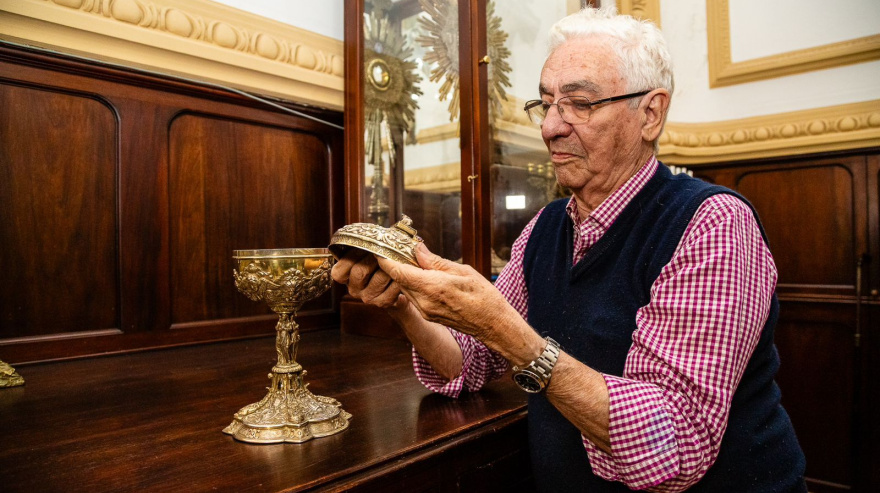 El orfebre Juam Carlos Pallarols recibió el reconocimiento de la comunidad de Las Flores