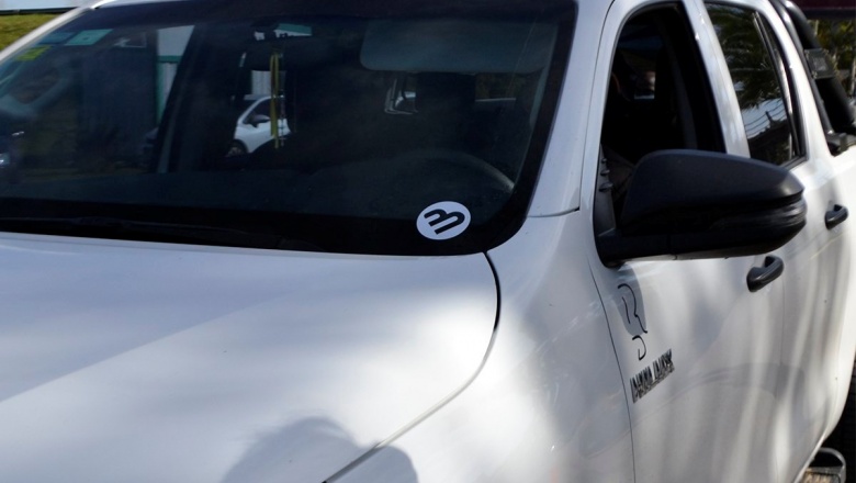 Municipio se suma a la colocación de calcos en autos locales