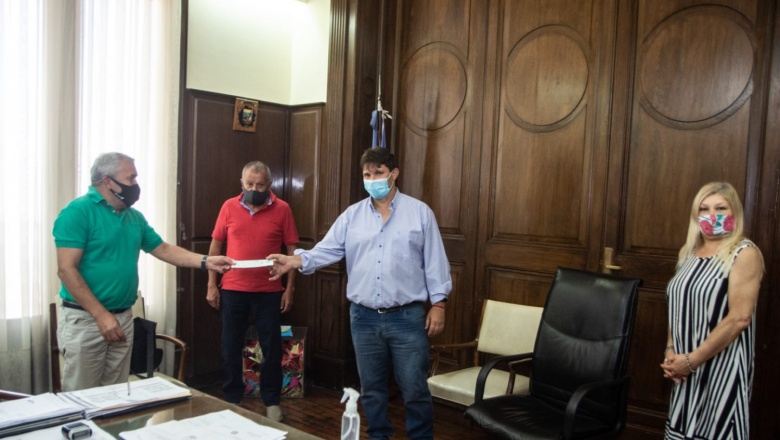 Las Flores: el intendente entregó 152.777 a Bomberos Voluntarios