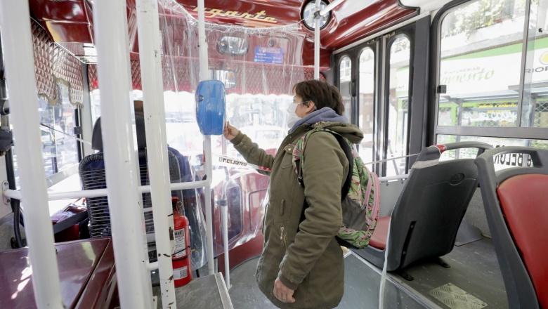 Desde este lunes no hay límite de ocupación en colectivos y trenes