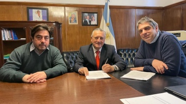 Las Flores: Gelené firmó convenios para fortalecer el equipamiento vial del municipio