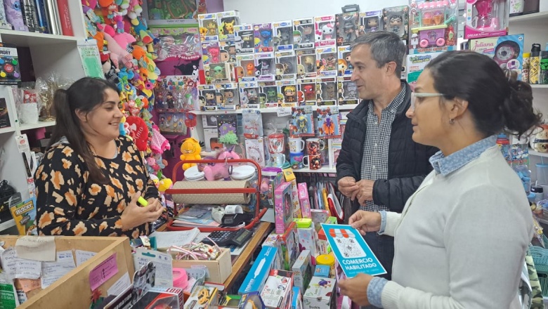 Lobería: Barrena visitó comercios para entregar habilitaciones