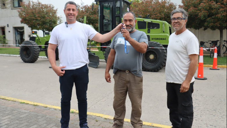 Pila: Walker entregó una nueva Motoniveladora al director de Servicios Urbanos