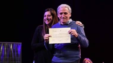 Chascomús: el intendente recibió su diploma por sus 25 años como docente