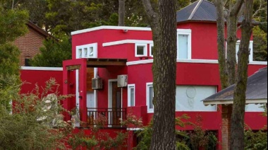 Pinamar: desalojaron la casa que fue usurpada y pintada de otro color