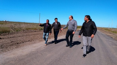 Farías y Olivera recorrieron la obra de pavimento del acceso a General Conesa