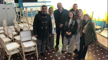Tordillo: Olivera y Farías visitaron y entregaron mobiliario a la Escuela Primaria Nº 1