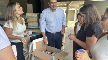 Tordillo: en la previa del inicio de clases, el intendente hizo entrega de mobiliario y útiles escolares