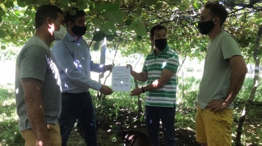 General Alvarado: Ianantuony, Di Césare y Hogan visitaron a productor local