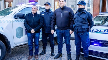 Las Flores: el intendente Gelené y el ministro de Seguridad de la Provincia entregaron móviles policiales